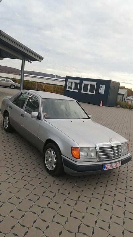 Gebraucht Mercedes 200 75 PS (55 kW) 1991 Silber Limousine
