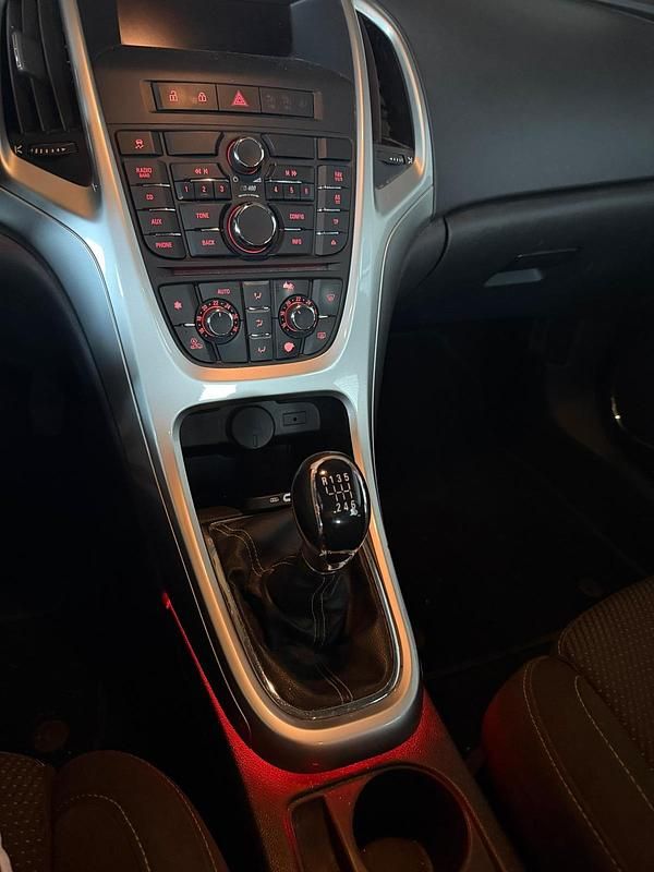 Gebraucht Opel Astra 140 PS (102 kW) 2010 Schwarz Kleinwagen