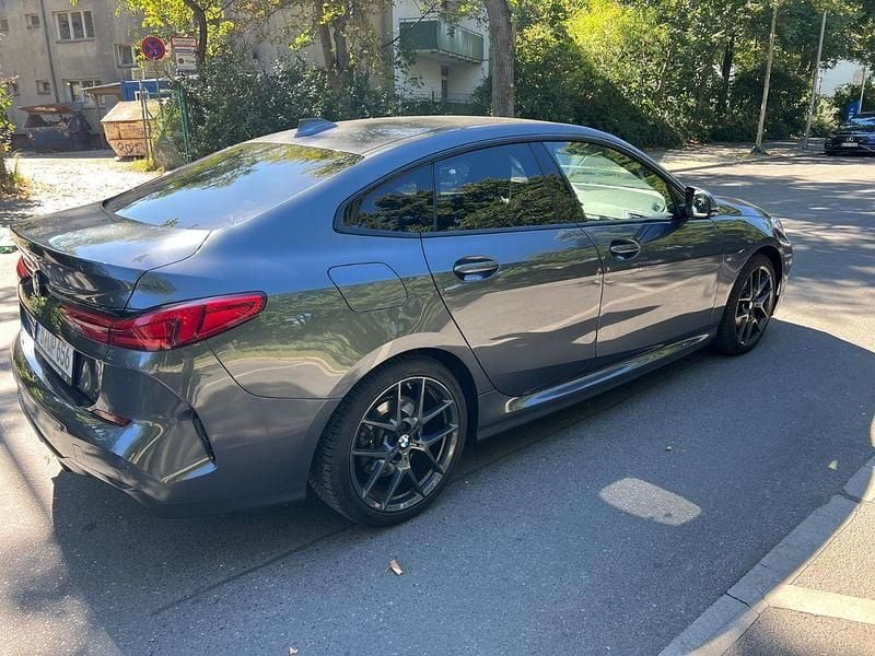 Grau Gebraucht 2021 BMW 218 Sport Line Coupé | 18.500 € - Bild 1/4