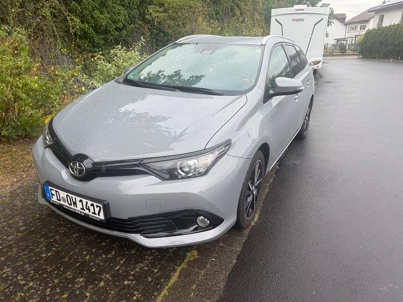 Grau Gebraucht 2018 Toyota Auris Team Limousine | 15.700 € (Fairer Preis) - Bild 1/4