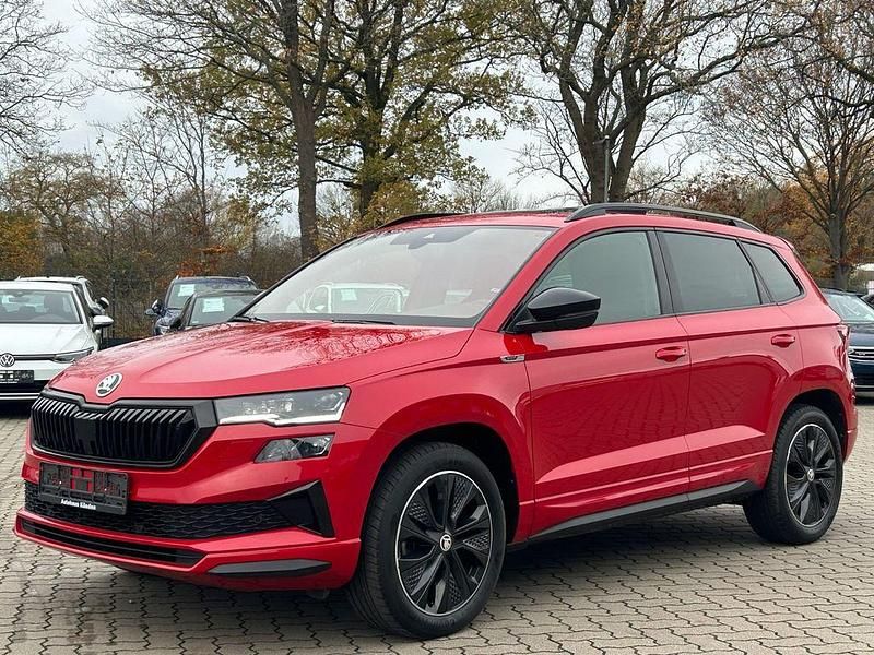 Velvetrot metallic Gebraucht 2022 Skoda Karoq SportLine SUV | 29.780 € (Guter Preis) - Bild 1/4