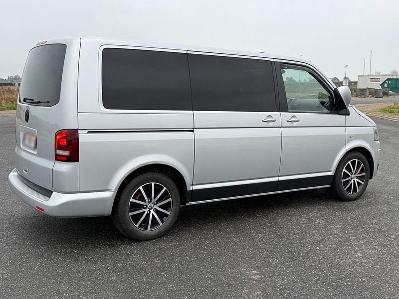 Używany VW Caravelle 180 KM (132 kW) 2011 Srebrny Van