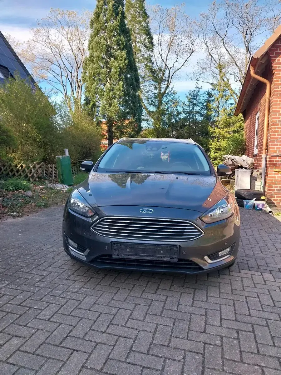 Gebraucht Ford Focus Titanium 120 PS (88 kW) 2017 Grau Kombi