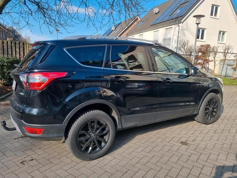 Gebraucht Ford Kuga 150 PS (110 kW) 2017 Schwarz SUV