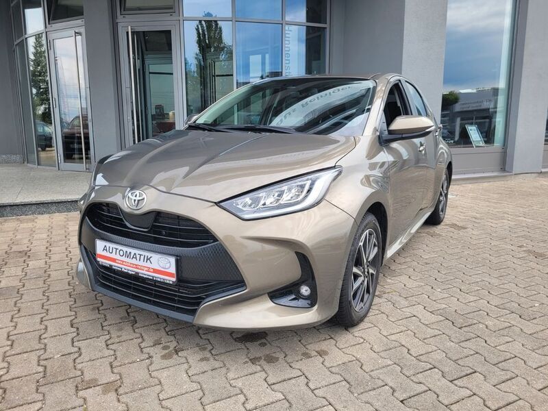 Braun Gebraucht 2023 Toyota Yaris Comfort Limousine | 18.999 € (Fairer Preis) - Bild 1/4