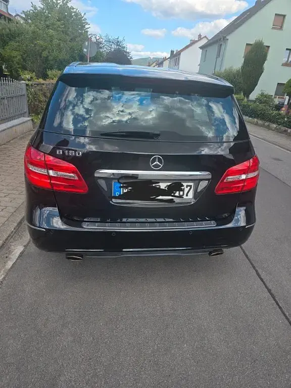 Gebraucht Mercedes B180 122 PS (89 kW) 2013 Schwarz Kleinwagen