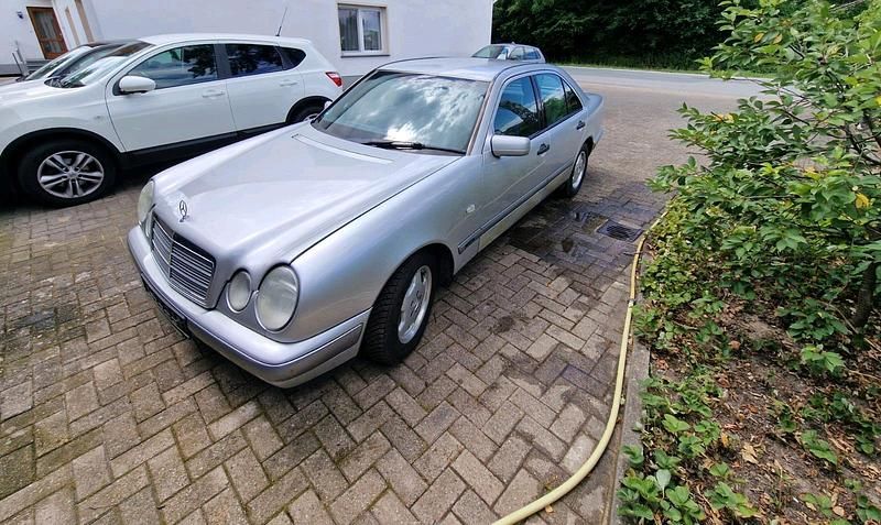 Silber Gebraucht 1998 Mercedes E240 Elegance Limousine | 1.500 € (Fairer Preis) - Bild 1/4