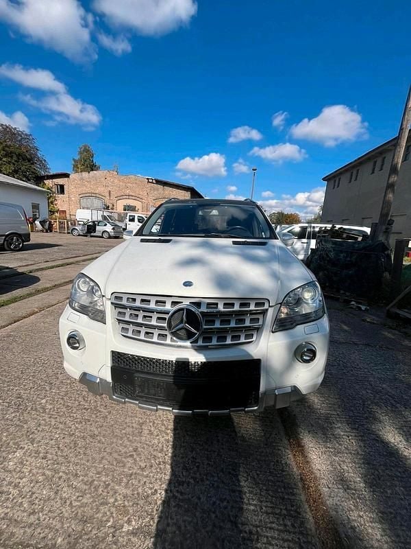 Weiß Gebraucht 2008 Mercedes ML420 SUV | 15.899 € - Bild 1/4