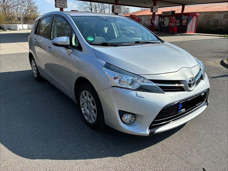 Gebraucht Toyota Verso Edition-S 147 PS (108 kW) 2017 Silber Van / Kleinbus