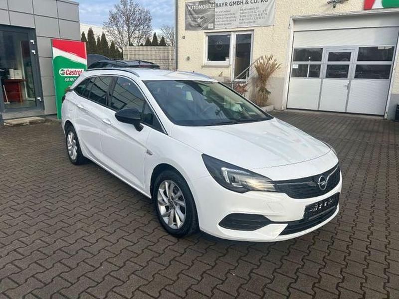 Schneeweiss/olympic/summit white (metallic) Gebraucht 2022 Opel Astra Elegance Kombi | 12.900 € (Guter Preis) - Bild 1/4