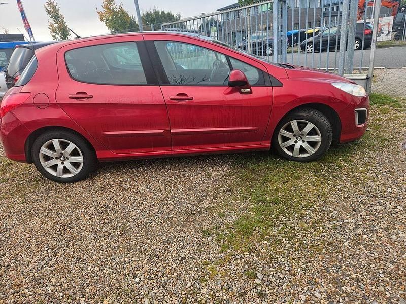 Gebraucht Peugeot 308 Allure 156 PS (114 kW) 2012 Rot Limousine