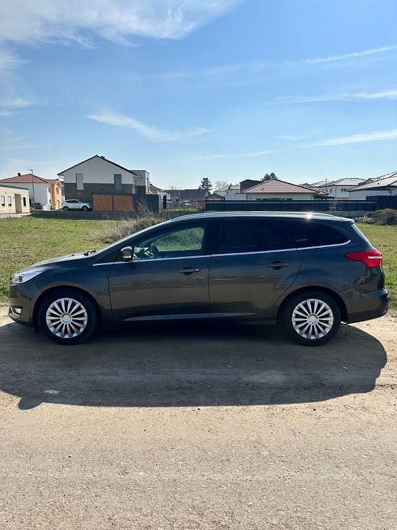 Gebraucht Ford Focus Titanium 125 PS (91 kW) 2018 Grau Kombi