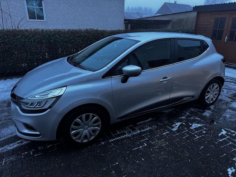 Silber Gebraucht 2017 Renault Clio IV Kleinwagen | 8.200 € (Fairer Preis) - Bild 1/4