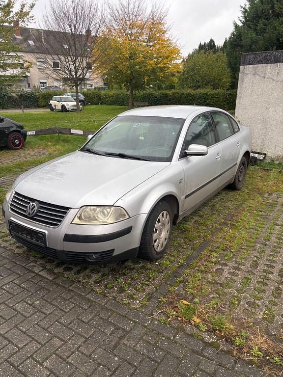 Grau Gebraucht 2001 VW Passat Limousine | 1.500 € (Superpreis) - Bild 1/4