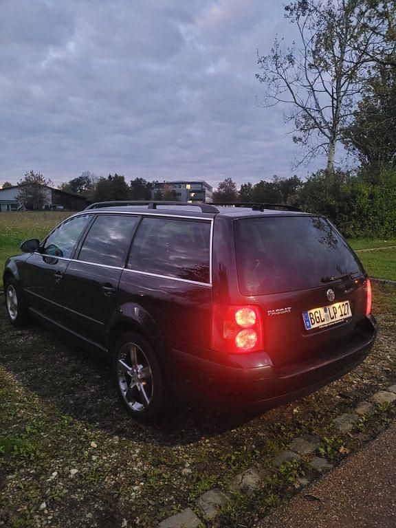 Schwarz Gebraucht 2004 VW Passat Family Kombi | 1.201 € (Fairer Preis) - Bild 1/4