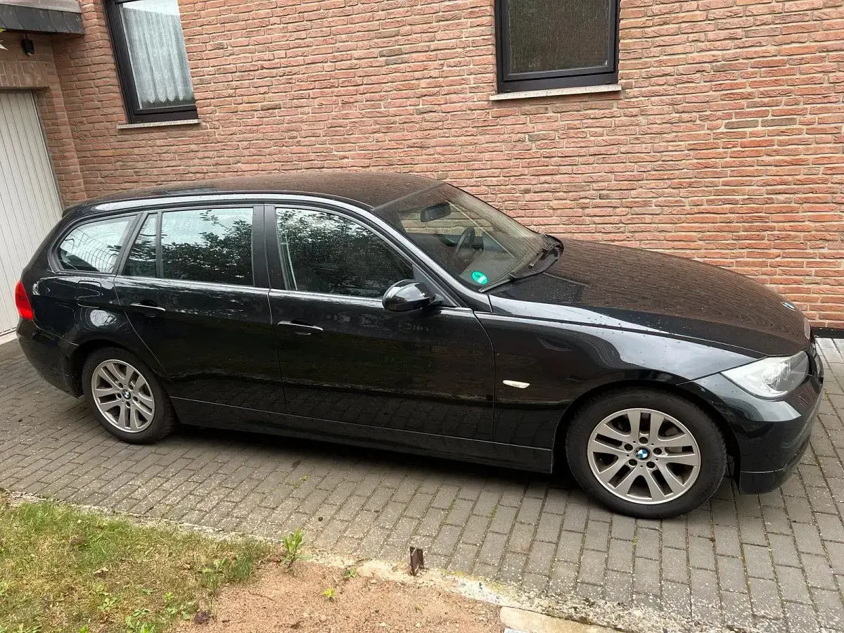 Gebraucht BMW 318 143 PS (105 kW) 2008 Schwarz Kombi