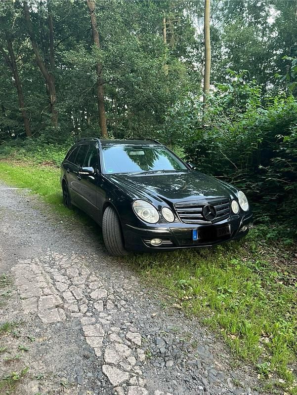 Schwarz Gebraucht 2007 Mercedes E220 Avantgarde Kombi | 4.250 € (Fairer Preis) - Bild 1/4