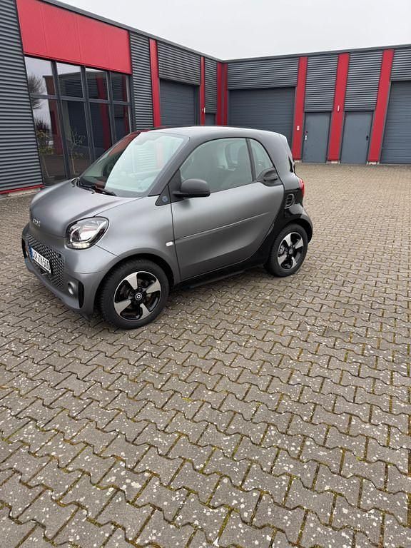 Grau Gebraucht 2021 Smart ForTwo Electric Drive Coupé | 10.899 € (Fairer Preis) - Bild 1/4