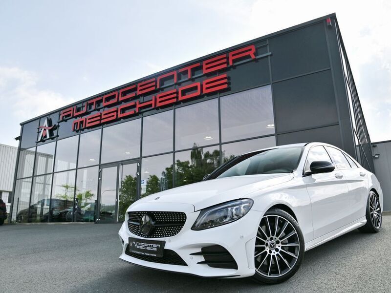 Weiß Gebraucht 2020 Mercedes C300 AMG line Limousine | 36.790 € (Fairer Preis) - Bild 1/4