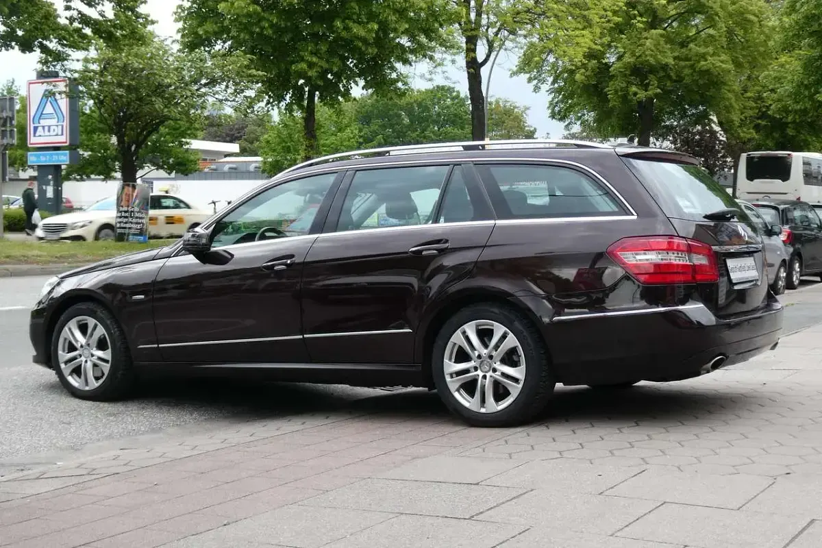 Gebraucht Mercedes E350 Avantgarde 265 PS (194 kW) 2012 Braun Kombi