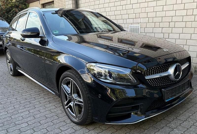 Schwarz Gebraucht 2020 Mercedes C300e AMG line Limousine | 26.990 € (Fairer Preis) - Bild 1/4
