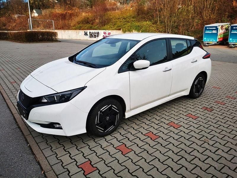 Weiß Gebraucht 2023 Nissan Leaf Acenta Kleinwagen | 15.900 € (Superpreis) - Bild 1/4