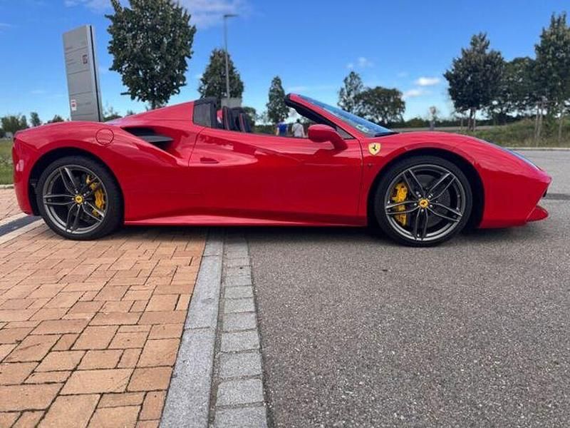 Gebraucht Ferrari 488 669 PS (492 kW) 2018 Rosso corsa ds 322 Cabrio