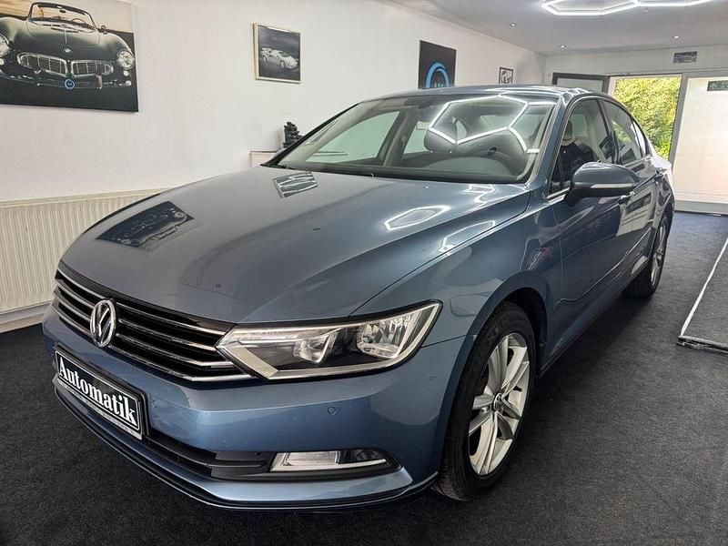 Blau Gebraucht 2016 VW Passat Comfortline Limousine | 13.990 € (Fairer Preis) - Bild 1/4