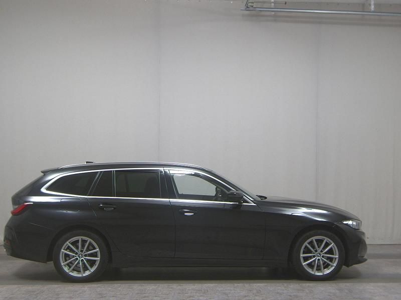 Schwarz Gebraucht 2023 BMW 318 Shadowline Kombi | 22.380 € (Superpreis) - Bild 1/4