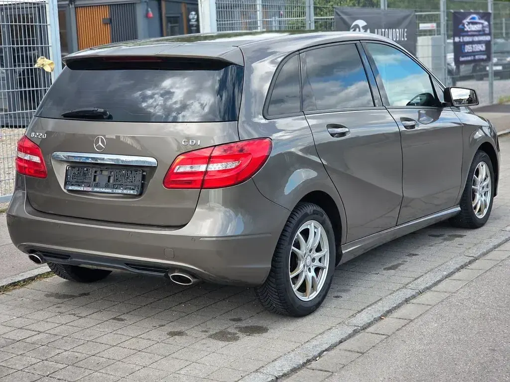 Gebraucht Mercedes B220 170 PS (125 kW) 2013 Braun Kleinwagen
