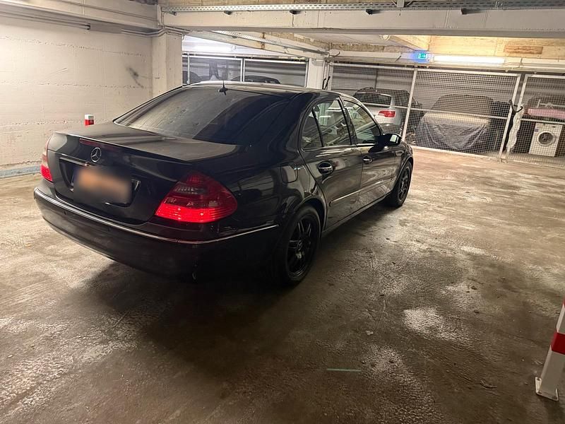 Gebraucht Mercedes E220 150 PS (110 kW) 2004 Schwarz Limousine