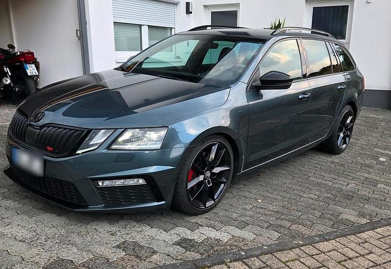 Grau Gebraucht 2018 Skoda Octavia RS Kombi | 22.000 € (Teuer) - Bild 1/4