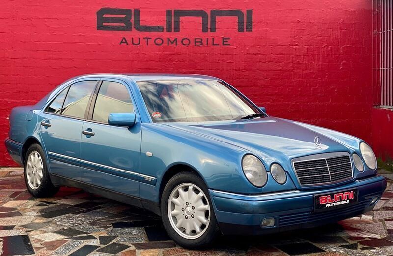 Blau Gebraucht 1998 Mercedes E300 Elegance Limousine | 10.999 € (Fairer Preis) - Bild 1/4
