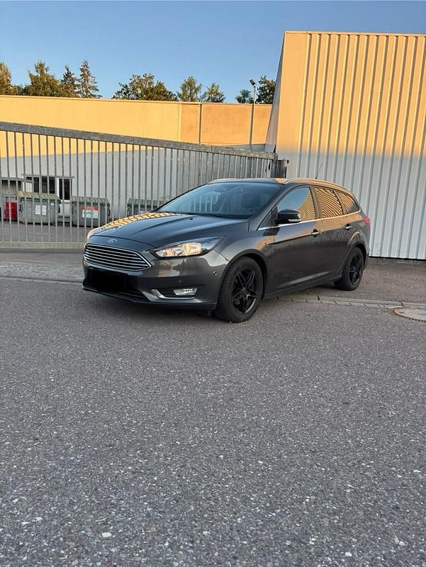 Grau Gebraucht 2015 Ford Focus Titanium Kombi | 6.670 € - Bild 1/4