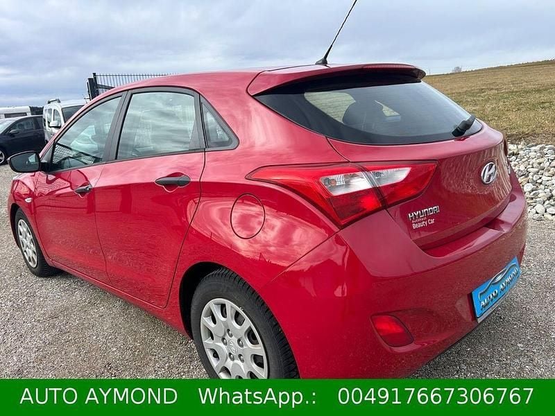 Gebraucht Hyundai i30 99 PS (72 kW) 2012 Rot Limousine