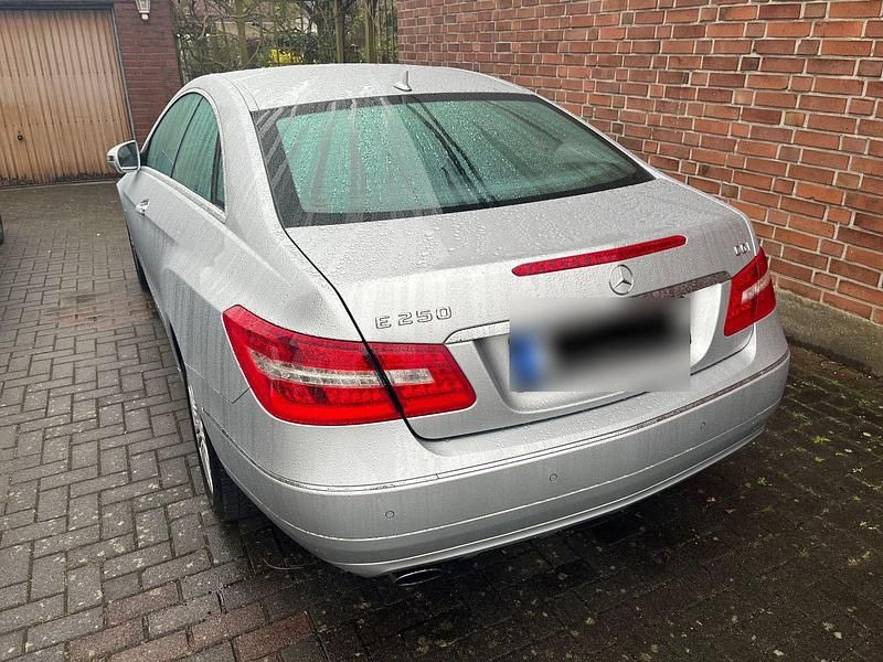 Gebraucht Mercedes E250 Elegance 204 PS (150 kW) 2009 Silber Coupé