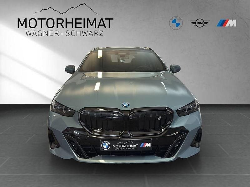 Gebraucht BMW i5 Performance 250 kW (340 PS) 2025 Cape york gruen Kombi