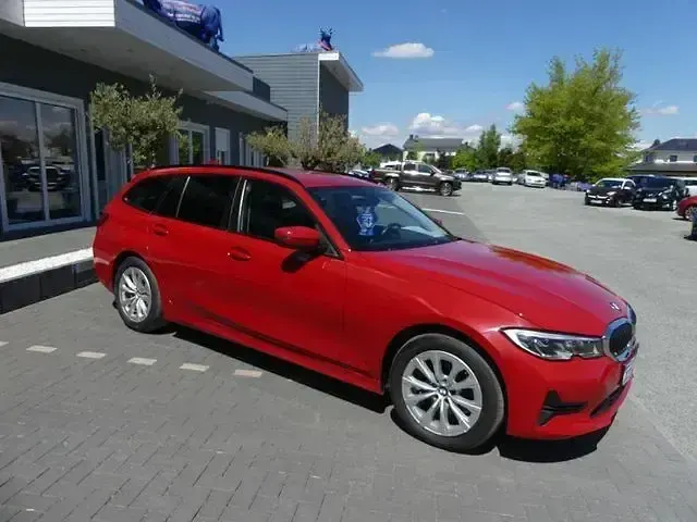 Gebraucht BMW 320e Sport Line 163 PS (119 kW) 2021 Rot Kombi