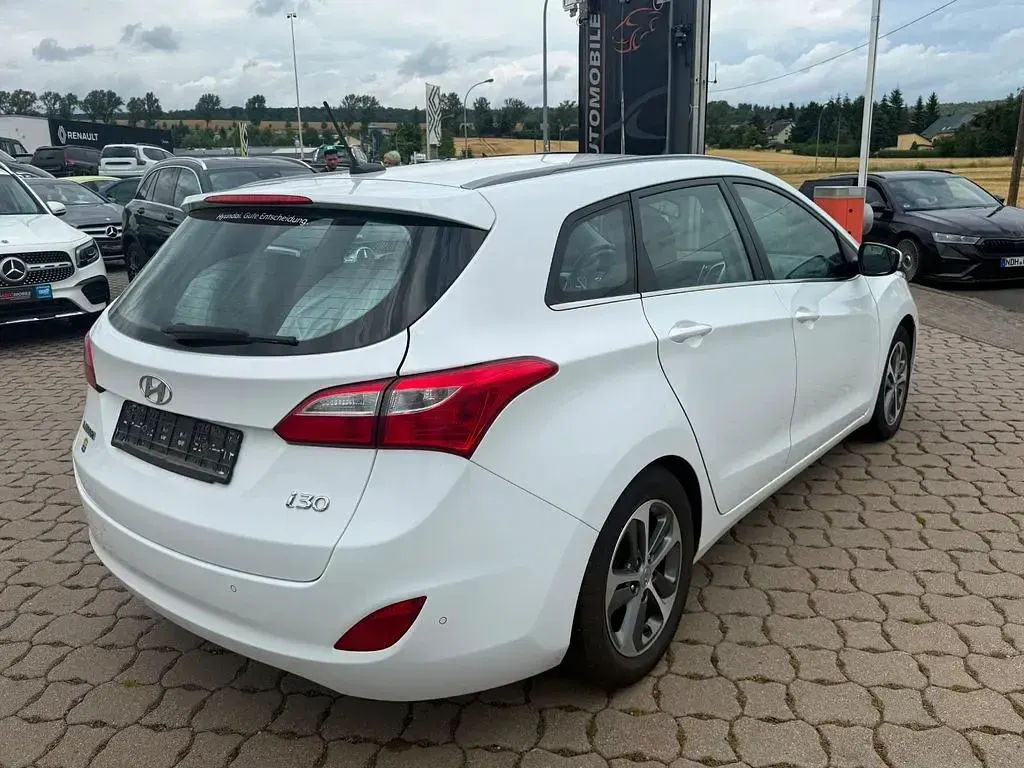 Gebraucht Hyundai i30 Trend 110 PS (80 kW) 2016 Weiß Kombi