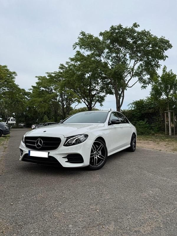 Weiß Gebraucht 2019 Mercedes E200 Limousine | 28.800 € (Teuer) - Bild 1/4