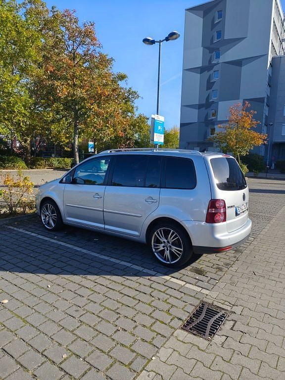 Silber Gebraucht 2009 VW Touran Highline Van / Kleinbus | 7.300 € - Bild 1/4