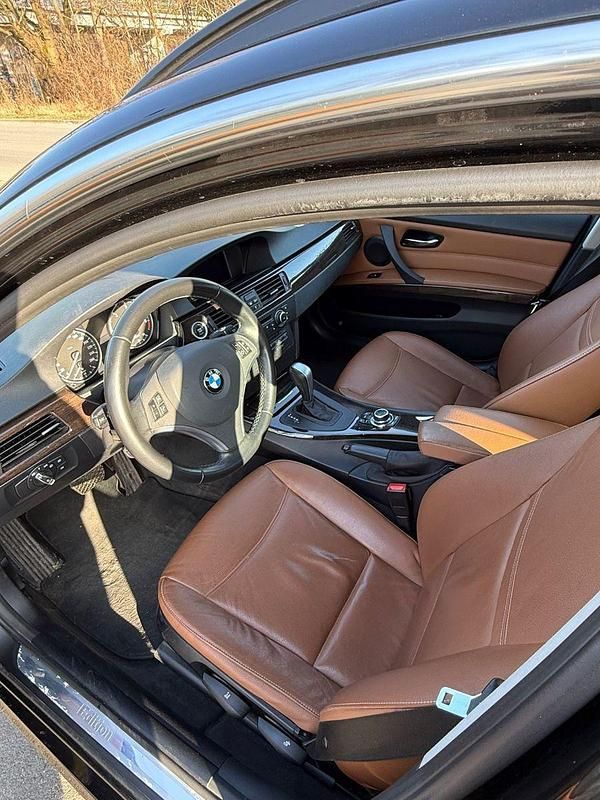 Gebraucht BMW 320 Exclusive 184 PS (135 kW) 2011 Schwarz Kombi