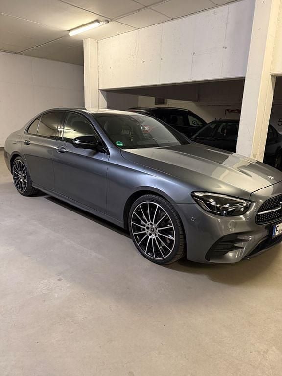 Grau Gebraucht 2023 Mercedes E400 AMG Limousine | 59.990 € (Teuer) - Bild 1/4