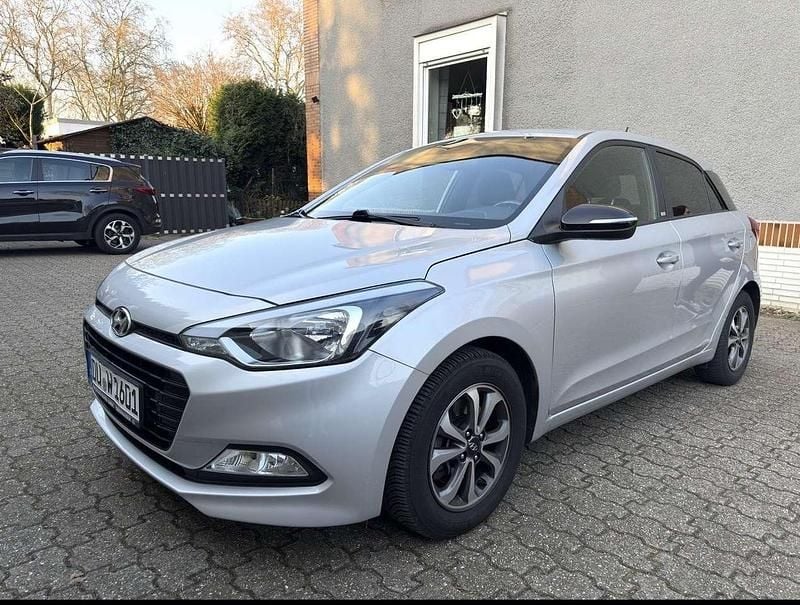 Gebraucht Hyundai i20 Passion 101 PS (74 kW) 2018 Grau Kleinwagen