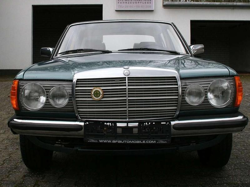 Grün Gebraucht 1981 Mercedes E230 Limousine | 7.950 € - Bild 1/4