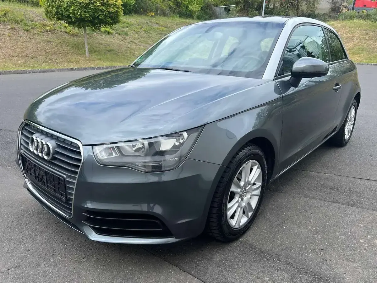 Używany Audi A1 Attraction 86 KM (63 kW) 2011 Szary Hatchback