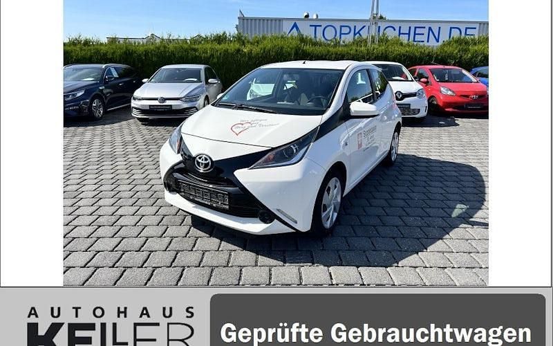 Weiß Gebraucht 2016 Toyota Aygo X-play Kleinwagen | 6.990 € (Fairer Preis) - Bild 1/4