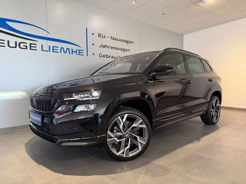 Schwarz Neu 2025 Skoda Karoq SportLine SUV | 36.690 € (Fairer Preis) - Bild 1/4