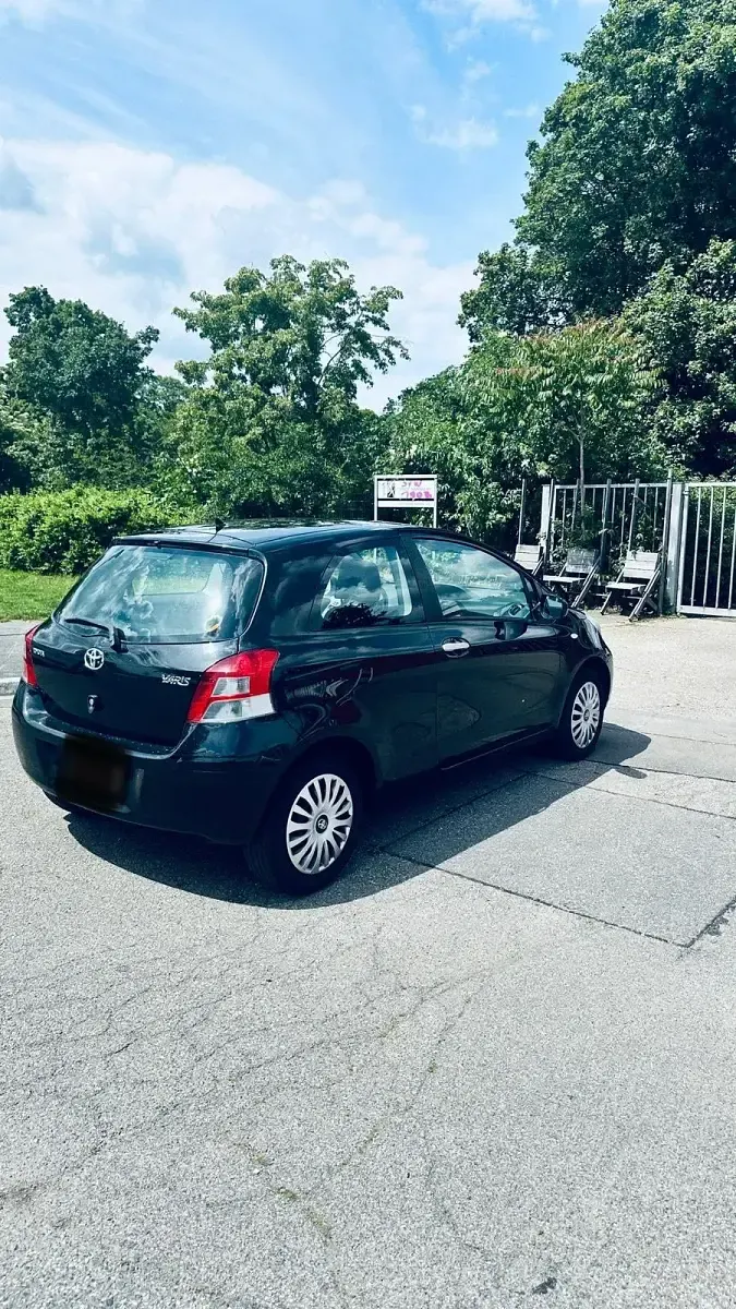 Gebraucht Toyota Yaris 69 PS (50 kW) 2011 Schwarz Kleinwagen