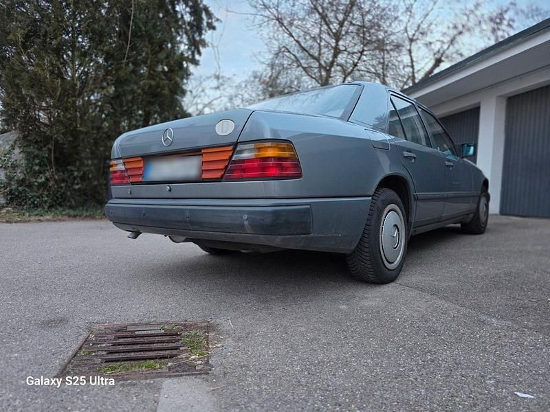 Second-hand Mercedes E250 90 CP (66 kW) 1987 Argintiu Berlinǎ